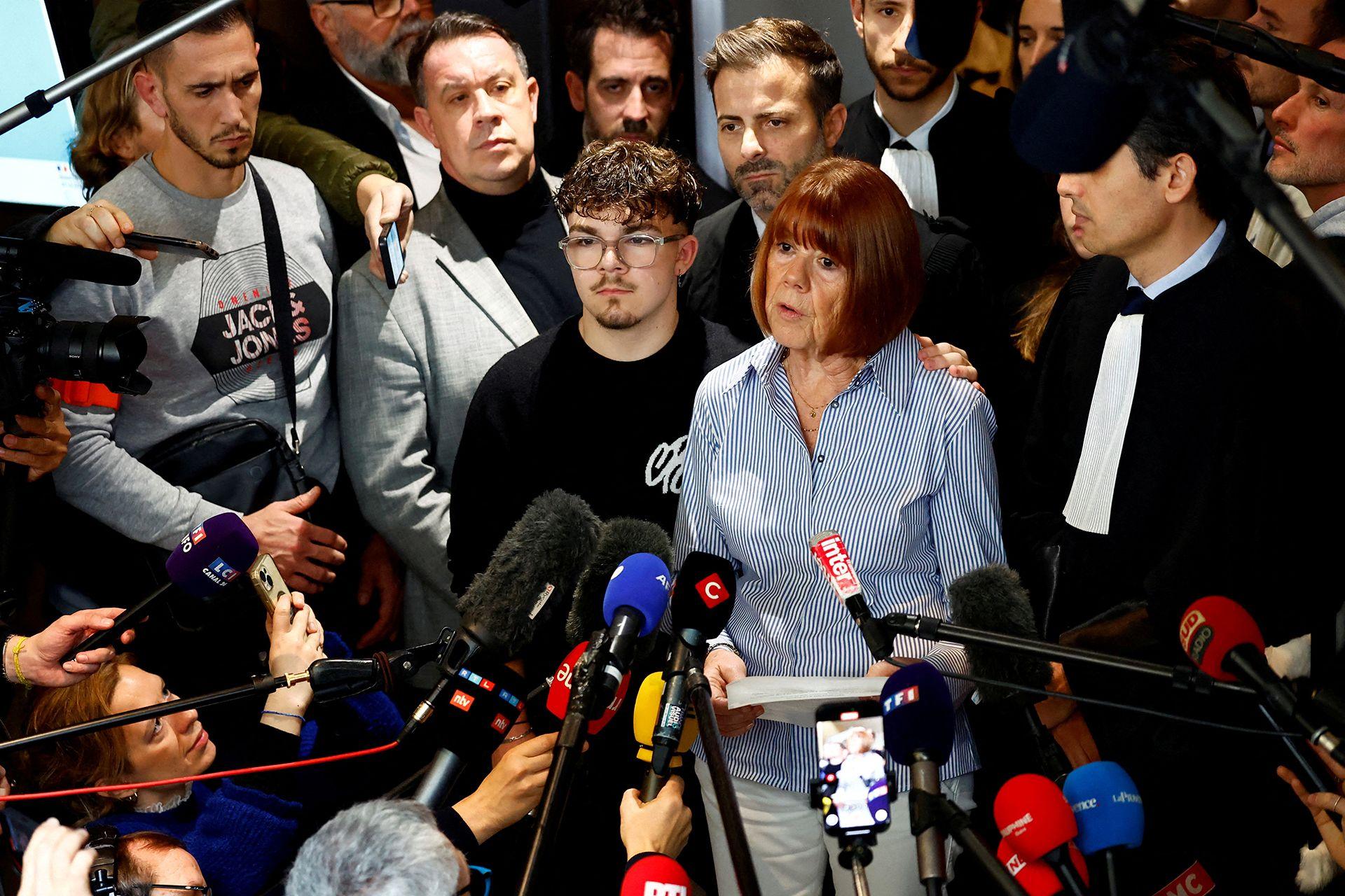Gisèle Pelicot, viktimë e një përdhunimi masiv të orkestruar nga ish-bashkëshorti i saj Dominique Pelicot në shtëpinë e tyre në qytetin jugor francez të Mazan, flet me gazetarët pas vendimit në gjyqin për Dominique Pelicot dhe 50 të bashkëpandehur të tjerë, në gjykatën në Avignon, Francë, më 19 dhjetor 2024. Pelicot qëndron pranë djalit të saj Florian, ndërsa djali tjetër David qëndron pas saj.