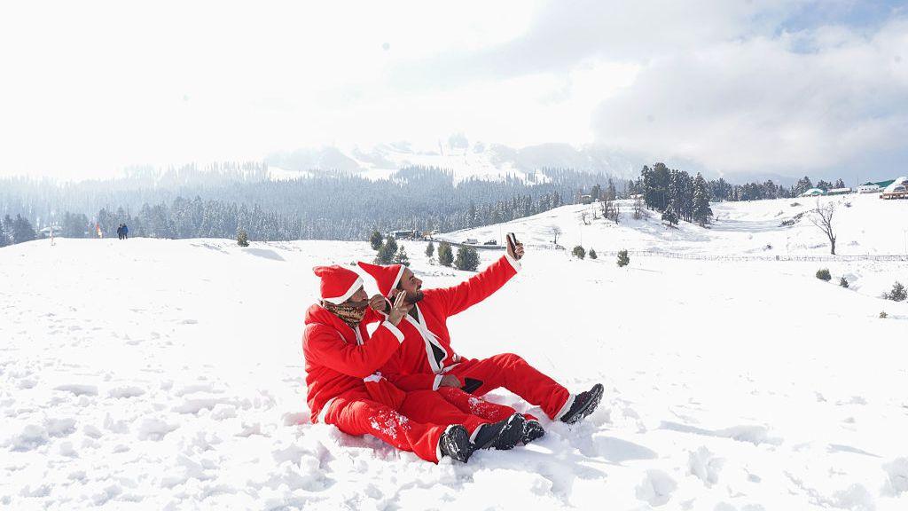Dy burra të veshur si Babagjyshë bëjnë një selfie në dëborë në Gulmarg, në Kashmirin e administruar nga India.