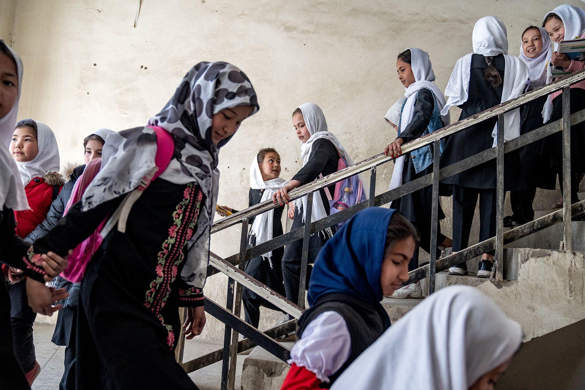 Vajzat ndjekin shkollën në ditën e parë të vitit të ri shkollor, në Kabul, Afganistan, më 25 mars 2023. (Foto AP/Ebrahim Noroozi, Dosje)