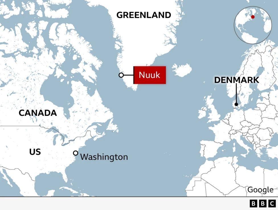Një hartë që tregon vendndodhjen e Groenlandës në krahasim me Kanadanë, Shtetet e Bashkuara dhe Danimarkën, me Nuuk të theksuar si kryeqytetin e Groenlandës. Një glob i futur tregon pozicionin e Groenlandës në rajonin e Arktikut.