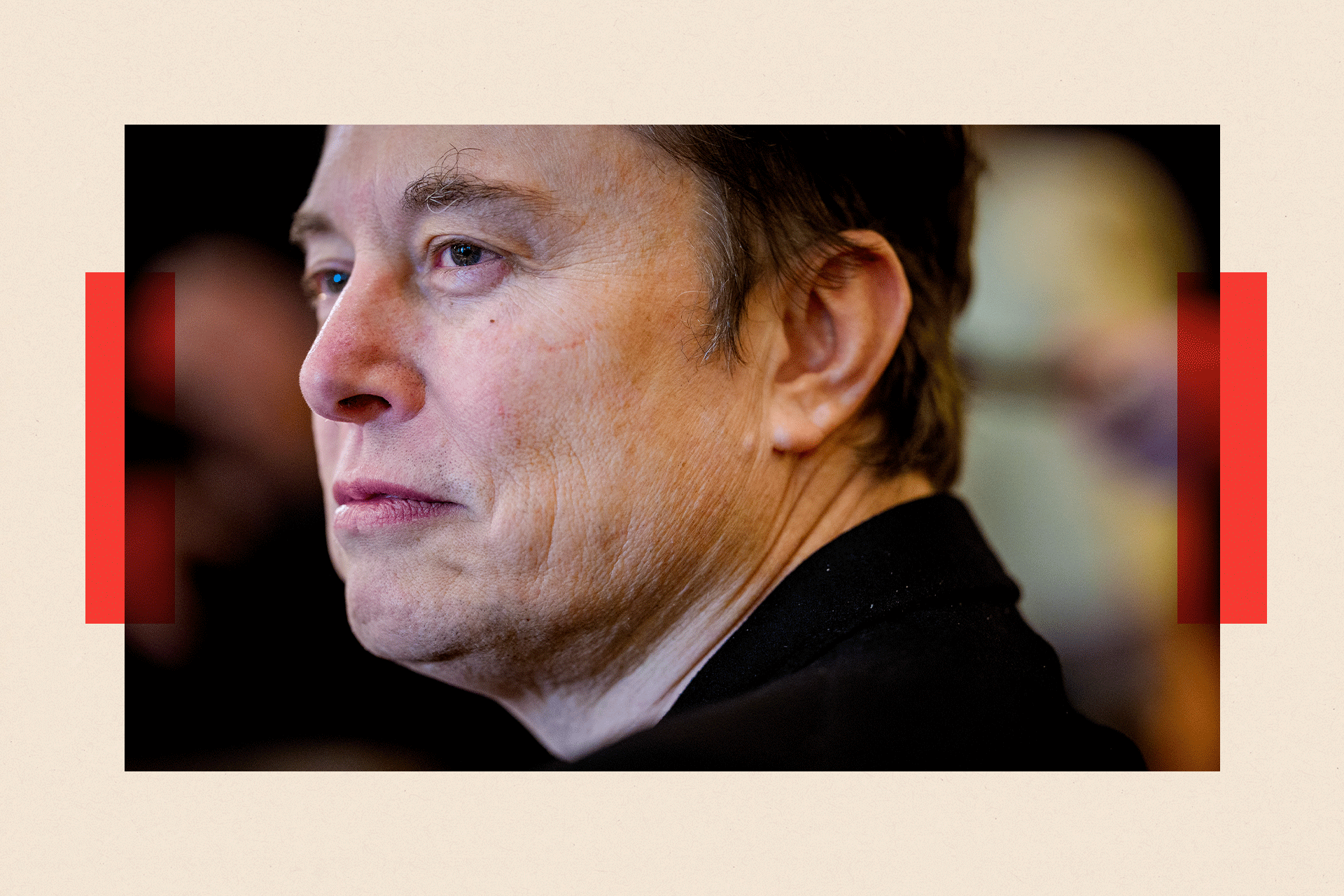 Elon Musk duke parë larg kamerës
