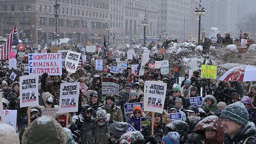 Demonstruesit mblidhen në Michigan Avenue, Çikago, gjatë një stuhie të madhe dëbore për të protestuar kundër Zbatimit të Rregullave të Imigracionit dhe Doganave të SHBA-së.