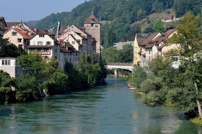 800-0-1748336460xbrugg-956