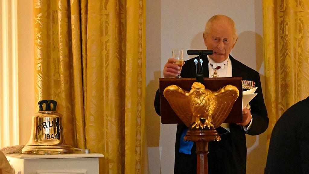 Mbreti Charles III bën vërejtje në Dhomën Lindore