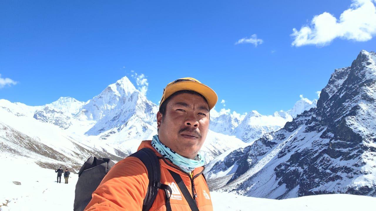 Sherpa Jangbu i Fshatit Chhukung me male në rajonin e Everestit në sfond