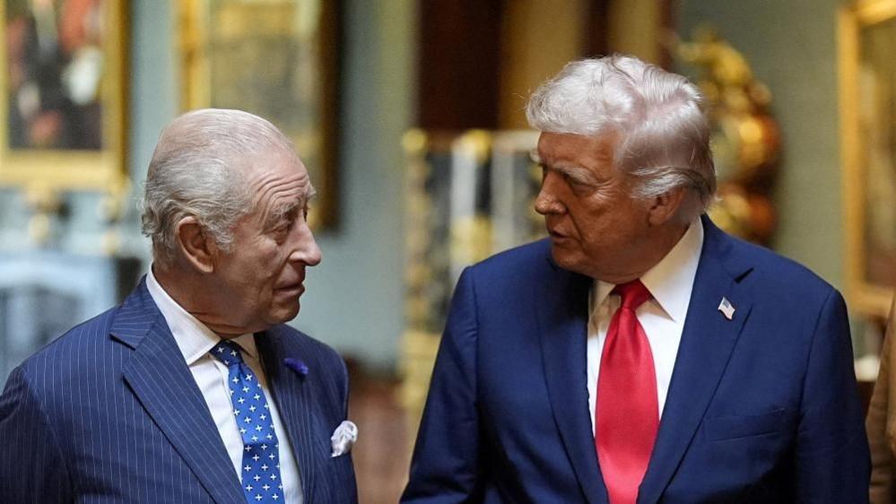 Mbreti Charles III (majtas) me Presidentin e SHBA-së Donald Trump në Kështjellën Windsor, Berkshire, përpara se t'i jepte lamtumirën zyrtare presidentit në ditën e dytë të vizitës së tyre shtetërore në Mbretërinë e Bashkuar, 18 shtator 2025