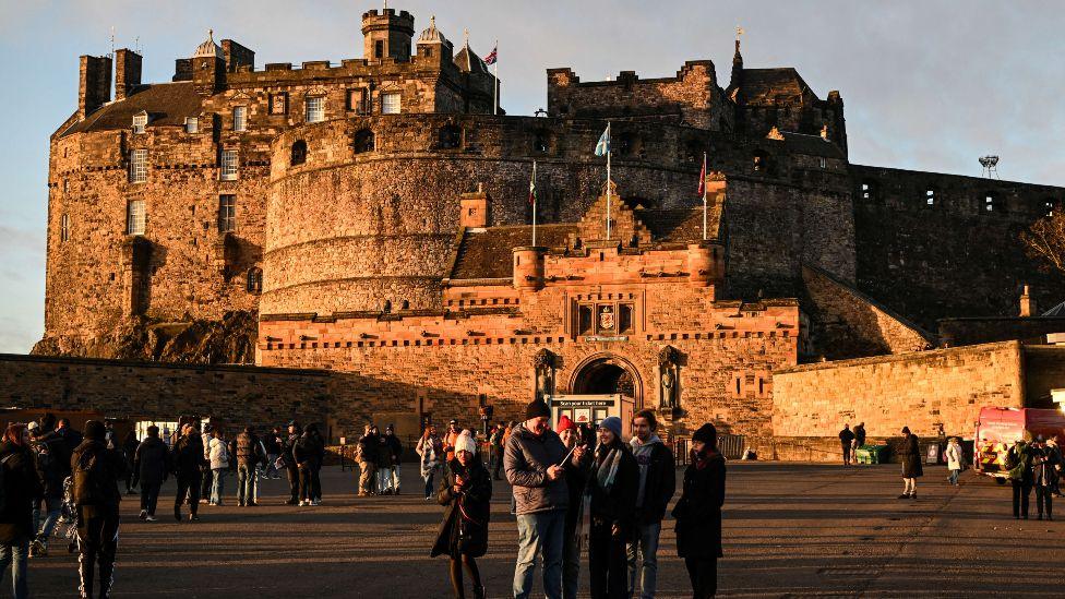 Turistë jashtë Kështjellës së Edinburgut më 30 dhjetor 2025