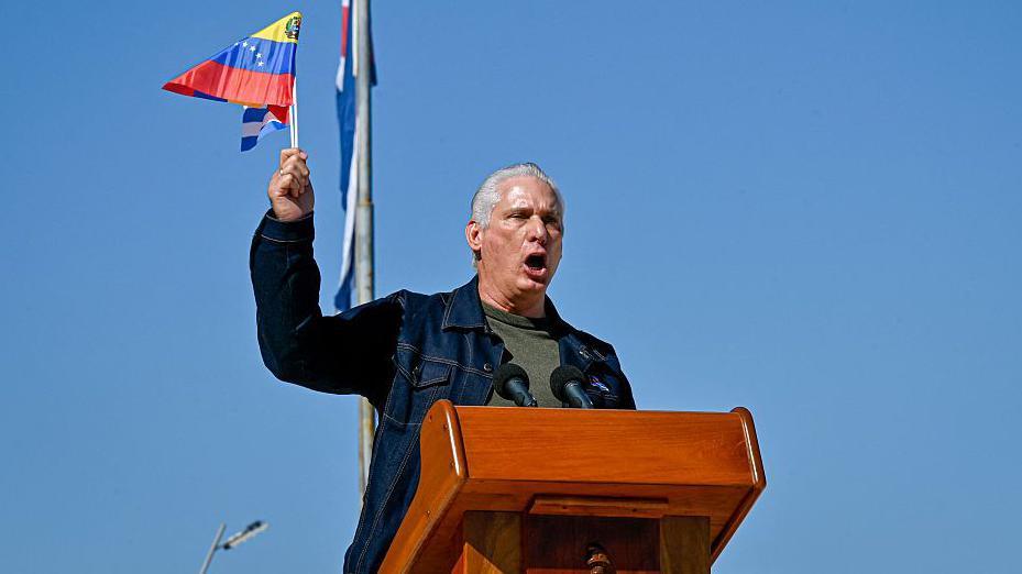 Presidenti i Kubës, Miguel Diaz-Canel, mban një fjalim ndërsa valëvit flamurin kombëtar të Venezuelës në mbështetje të udhëheqësit venezuelian, Nicolas Maduro, në Havana më 3 janar 2026.
