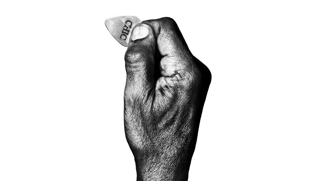 Një fotografi bardhë e zi e dorës së Nile Rodgers duke mbajtur një plektrum