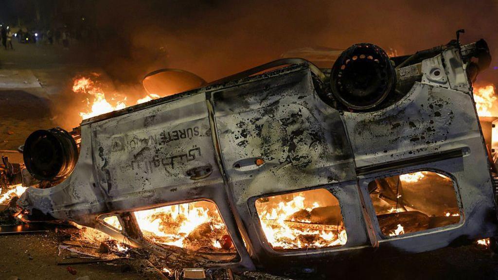 Një automjet policie digjet pasi iu vu flaka gjatë një demonstrate të udhëhequr nga të rinjtë