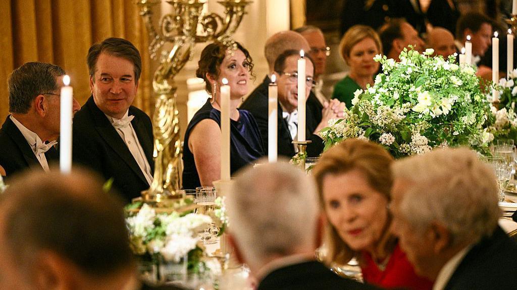 Gjyqtari i Gjykatës Supreme të SHBA-së, Brett Kavanaugh (i dyti nga e majta), merr pjesë në një darkë shtetërore me Presidentin e SHBA-së Donald Trump, Zonjën e Parë Melania Trump, Mbretin Charles III të Britanisë dhe Mbretëreshën Camilla në Sallën Lindore të Shtëpisë së Bardhë në Uashington, DC, më 28 prill 2026. (Foto nga Brendan SMIALOWSKI / AFP nëpërmjet Getty Images)
