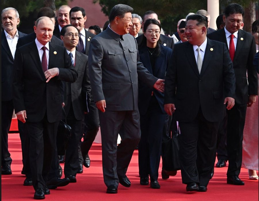 Kina zbulon armë të reja në paradën ushtarake, Xi: Bota