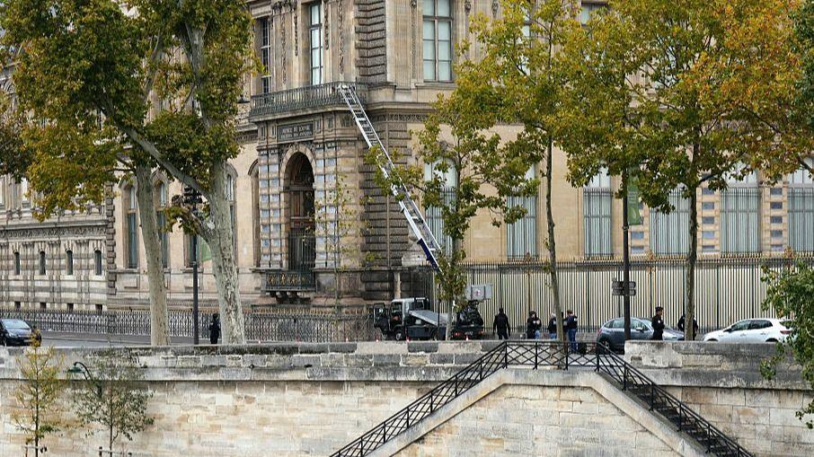 Oficerët e policisë franceze qëndrojnë pranë një ashensori mobiljesh të përdorur nga grabitësit për të hyrë në Muzeun e Luvrit