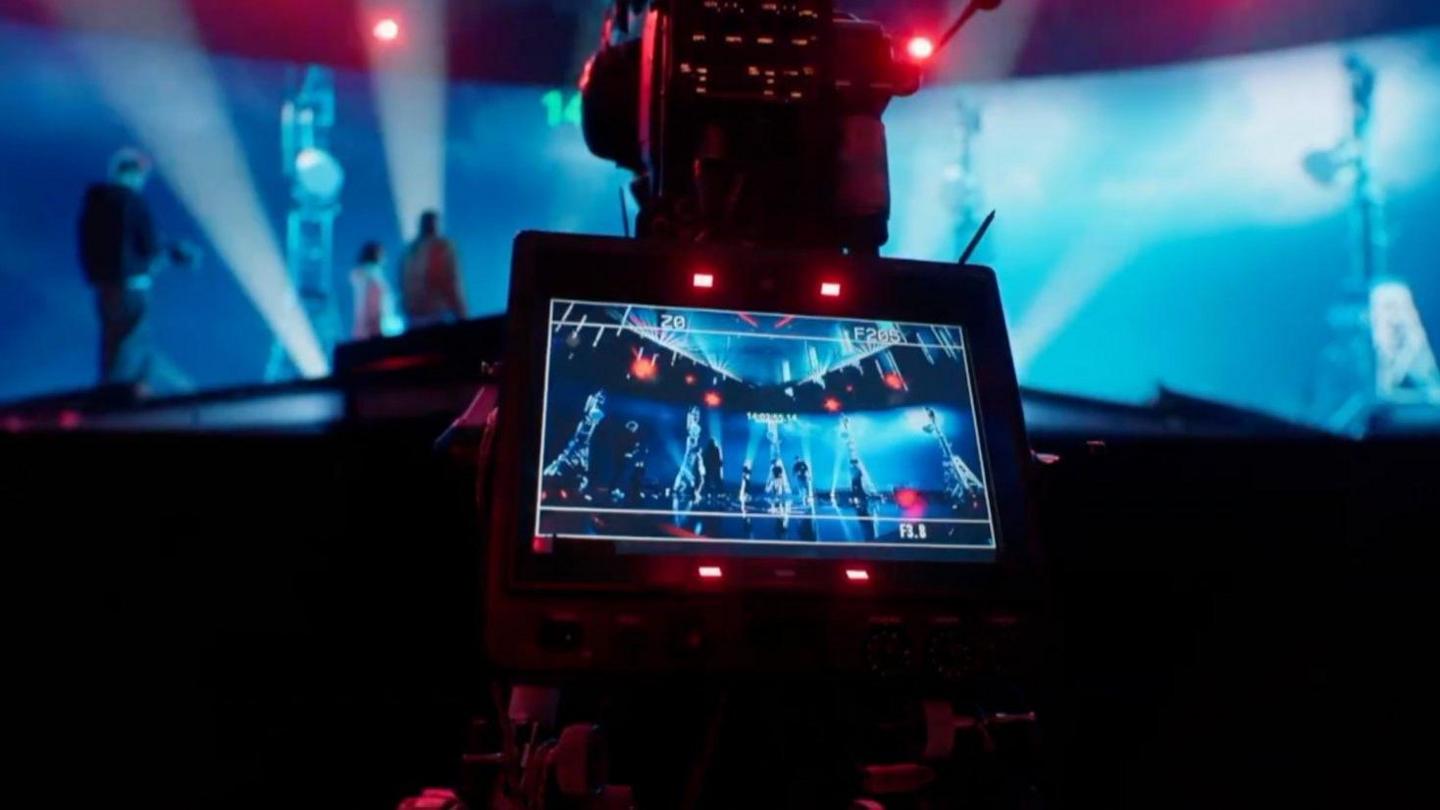 Një foto e një kamere që filmon provën për Intervision 2025