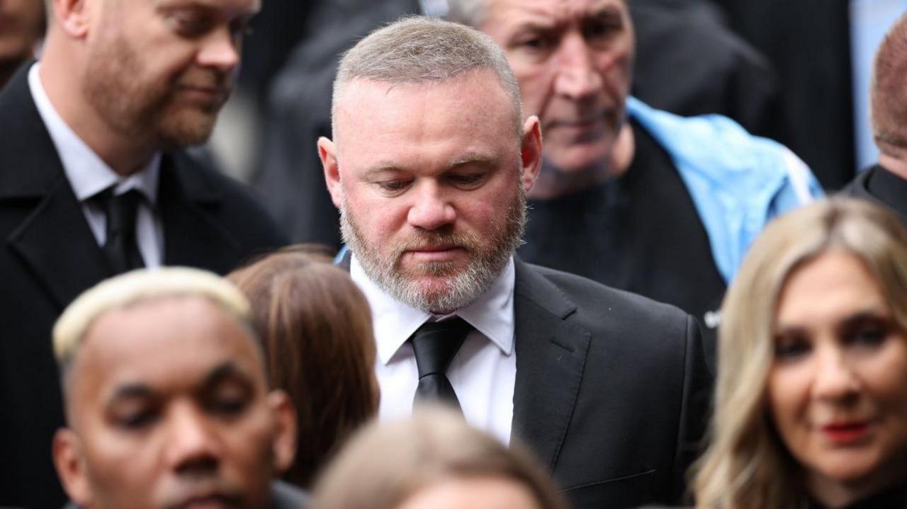 Wayne Rooney ka ulur kokën ndërsa mbërrin në shërbimin mortor të boksierit.