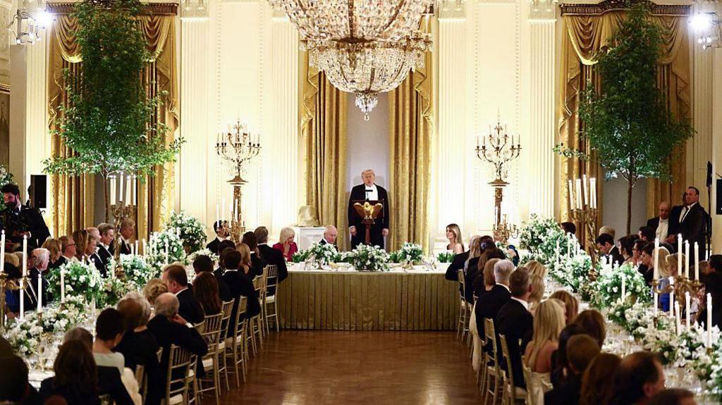 Donald Trump flet ndërsa pret Mbretin Charles III të Britanisë dhe Mbretëreshën Camilla gjatë një Darke Shtetërore në Sallën Lindore të Shtëpisë së Bardhë në Uashington, DC, më 28 prill 2026.
