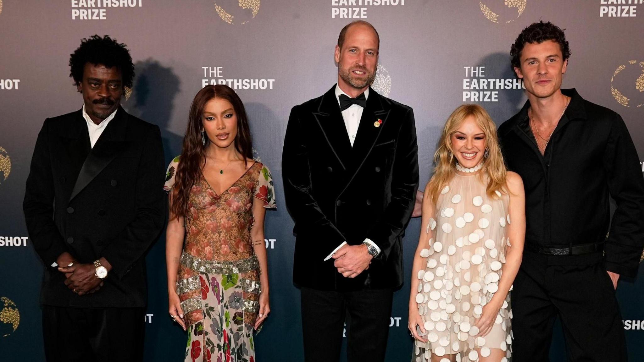 Seu Gorge, Anitta, Princi i Uellsit, Kylie Minogue dhe Shawn Mendes pozojnë për një foto me veshje elegante mbrëmjeje.