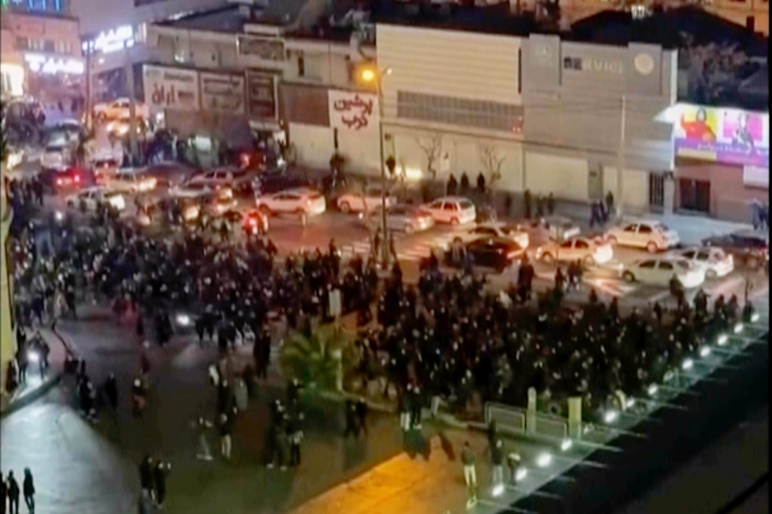 Të paktën 40 protestues dhe disa oficerë policie janë vrarë në përleshjet deri më tani, sipas grupeve të të drejtave të njeriut dhe mediave lokale.