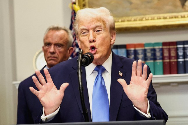 Presidenti i SHBA-së Donald Trump, përpara Sekretarit të Shëndetësisë dhe Shërbimeve Njerëzore të SHBA-së, Robert F. Kennedy Jr., mban një fjalim që lidh autizmin me vaksinat e fëmijërisë dhe me përdorimin e ilaçit të njohur kundër dhimbjeve Tylenol për gratë shtatzëna dhe fëmijët, pretendime të cilat nuk mbështeten nga dekada të tëra të shkencës, në Shtëpinë e Bardhë në Uashington, DC, SHBA, 22 shtator 2025. REUTERS/Kevin Lamarque