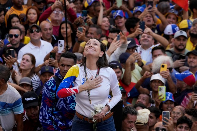 DOSE - Udhëheqësja e opozitës venezueliane, Maria Corina Machado, u drejtohet mbështetësve në një protestë kundër Presidentit Nicolas Maduro në Karakas, Venezuelë, më 9 janar 2025, një ditë para inaugurimit të tij për një mandat të tretë. (Foto AP/Ariana Cubillos, Dose)