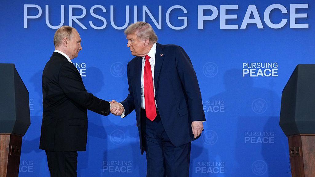 Donald Trump dhe Vladimir Putin shtrëngojnë duart pas konferencës së tyre të përbashkët për shtyp në Anchorage, Alaska, më 15 gusht 2025.