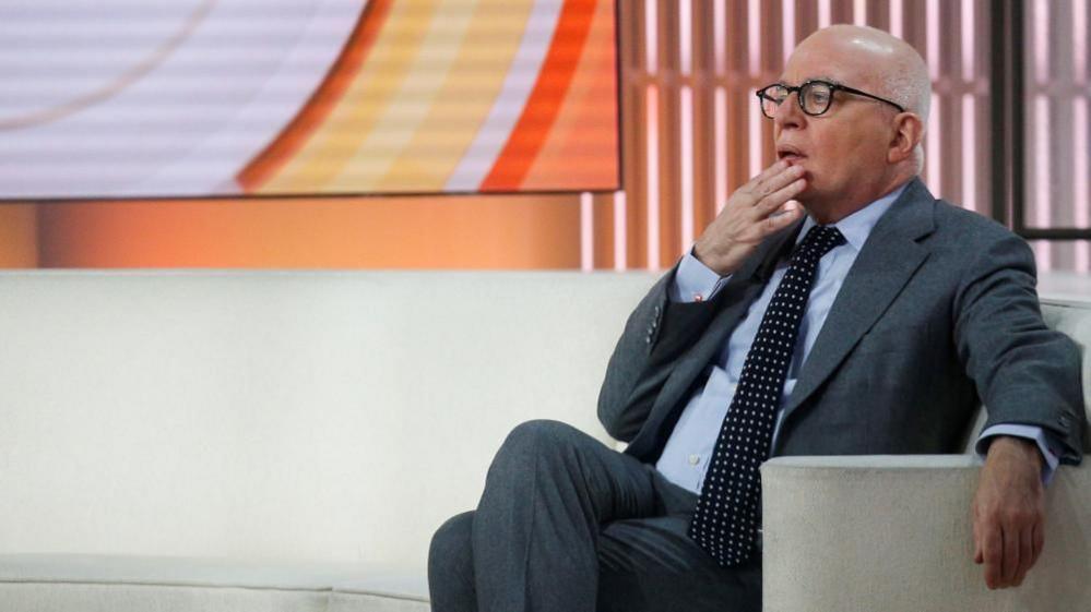 Autori Michael Wolff shihet në sheshxhirimin e emisionit 'Today' të NBC-së në vitin 2018.