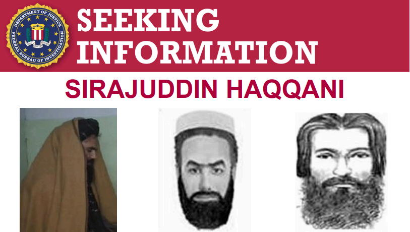 Tre imazhe të Sirajuddin Haqqani-t në një rresht - një foto profili anësore, i veshur me një pelerinë ngjyrë kafe. Dy vizatime të tjera me laps që tregojnë një burrë me mjekër dhe flokë të errët, si dhe vetulla të trasha.