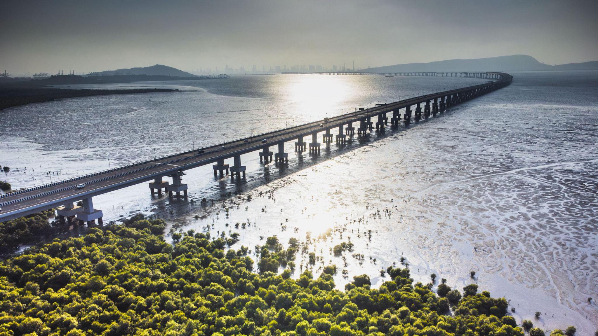 Fotografia e një ure autostrade të ngritur me gjashtë korsi që lidh Mumbain me Aeroportin Ndërkombëtar Navi Mumbai, i cili është ura më e gjatë detare në Indi.