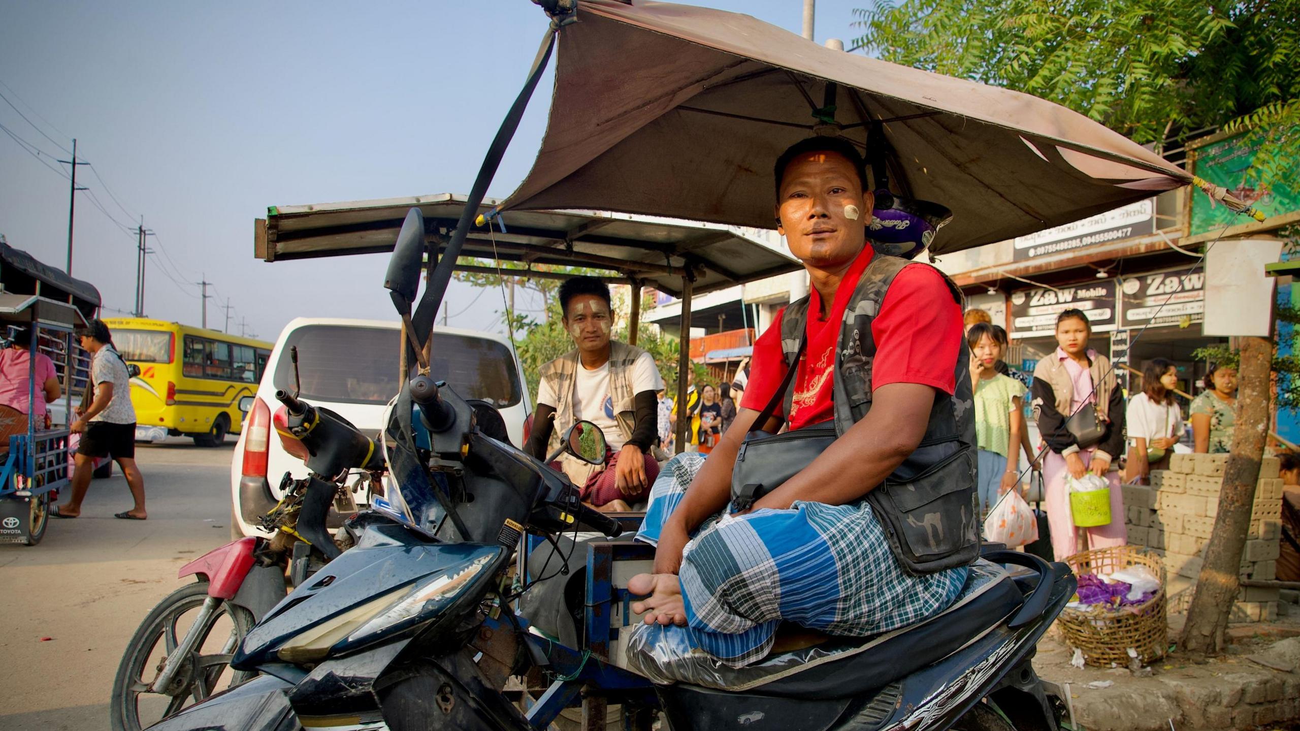 Tin Oo, i ulur në taksinë me motor që drejton në Yangon
