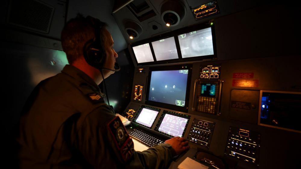 Një Operator i Sistemit të Misionit RAF vëzhgon dhe komandon Typhoon-ët FGR4 nga kabina e një tankeri furnizimi me karburant ajror RAF Voyager gjatë vendosjes së RAF "Eastern Sentry" mbi Poloni.