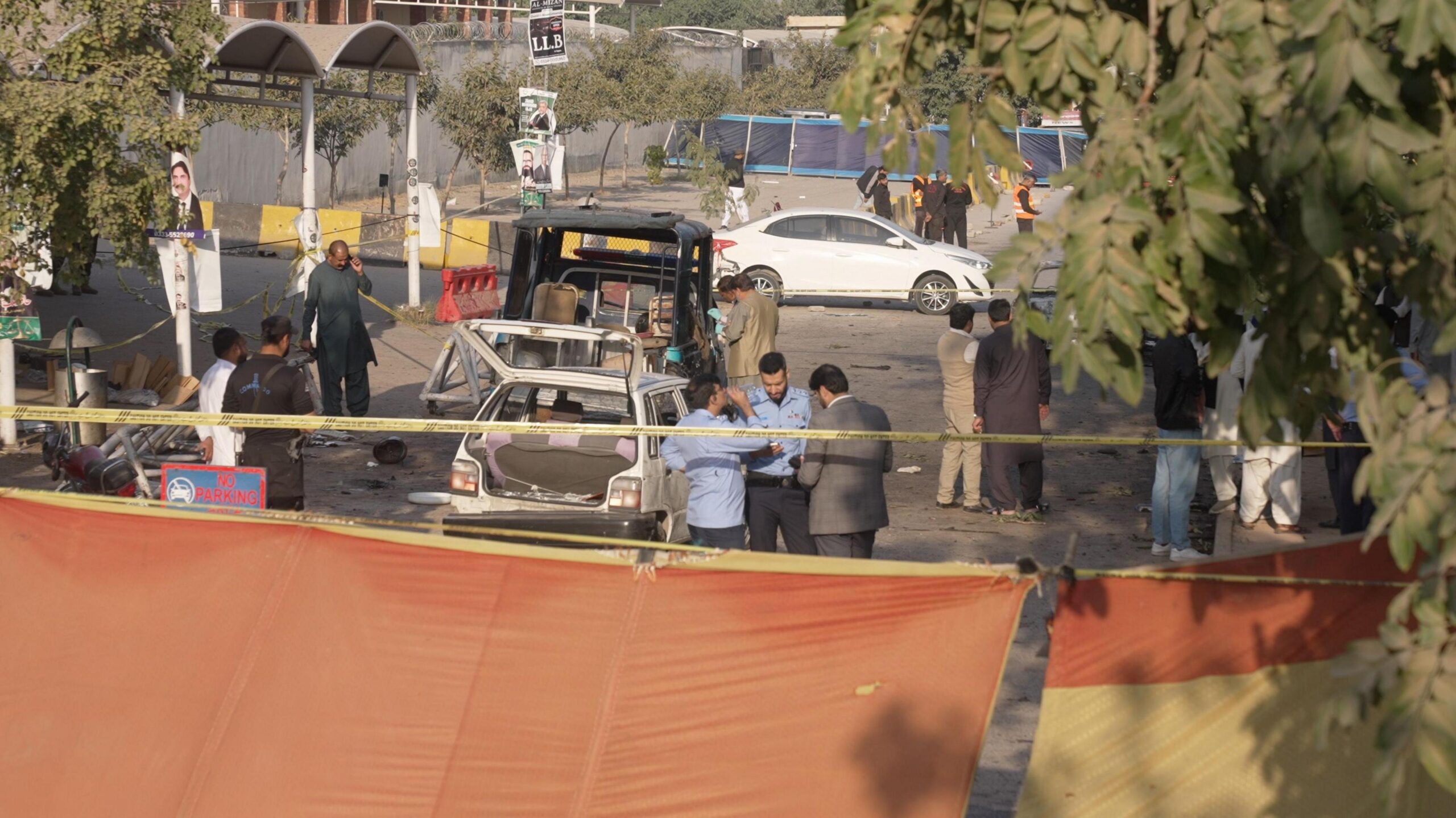 Policia në Islamabad qëndron pas një kordoni pasi një bombardues vetëvrasës hodhi në erë një makinë në kryeqytetin e Pakistanit.