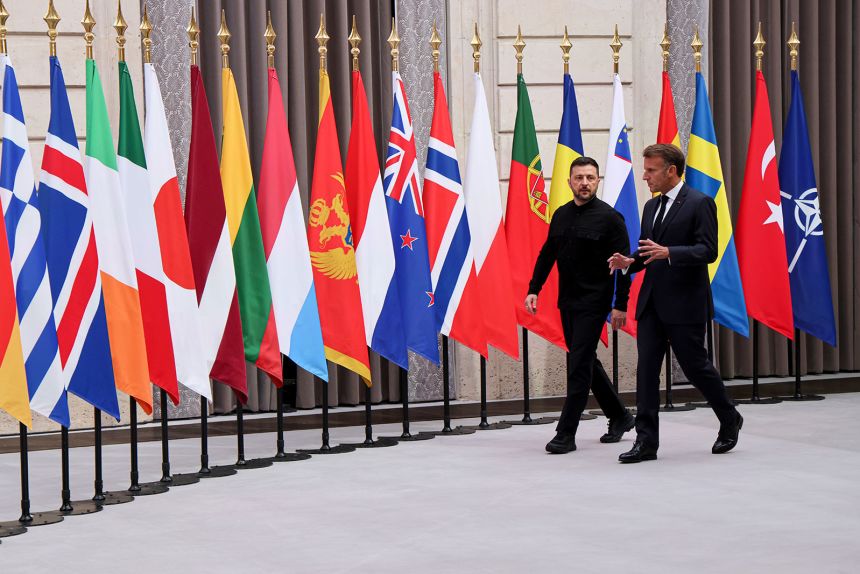 Presidenti i Ukrainës, Volodymyr Zelenskyy, majtas, dhe Presidenti francez Emmanuel Macron, mbërrijnë për të marrë pjesë në një samit mbi Ukrainën në Pallatin Elysee, në Paris, Francë, të enjten, më 4 shtator.