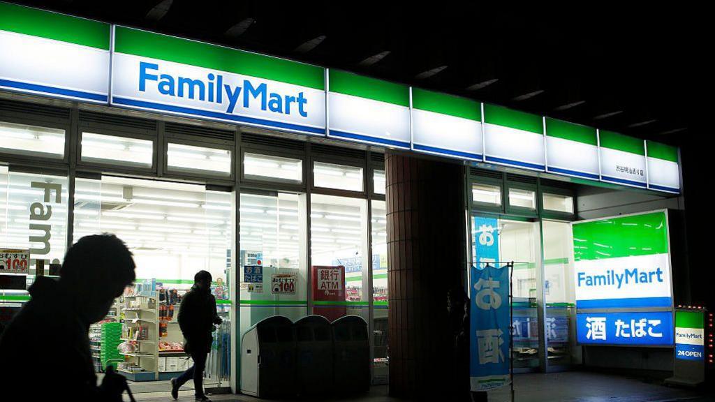 Një dyqan bindës FamilyMart në Tokio.