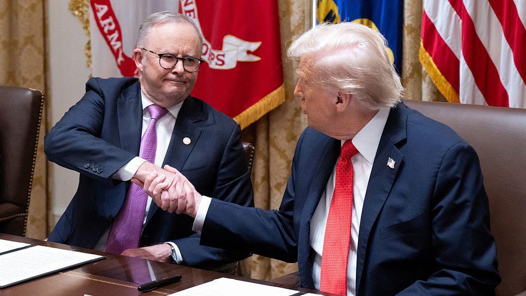 Presidenti i SHBA-së Donald Trump dhe kryeministri i Australisë Anthony Albanese shtrëngojnë duart pas nënshkrimit të një dokumenti mbi mineralet kritike në Shtëpinë e Bardhë në Uashington, DC, më 20 tetor 2025.
