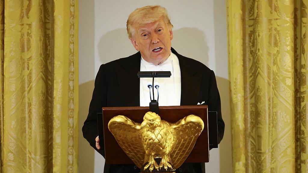 Presidenti i SHBA-së, Donald Trump, flet në një podium të shqiponjës së artë