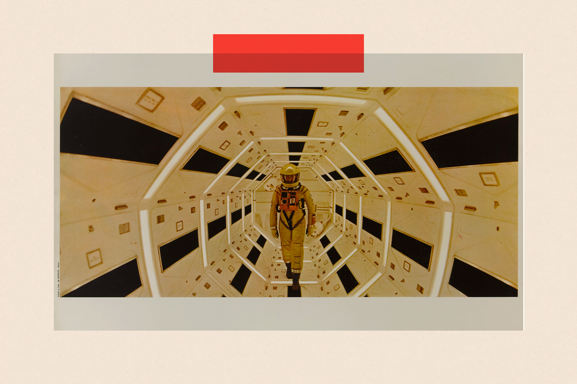 Një pamje nga filmi 2001: Odisea Hapësinore, që tregon një astronaut që ecën përgjatë një korridori