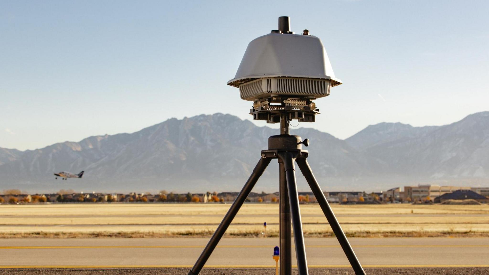 Një sensor DroneShield i vendosur në një aeroport