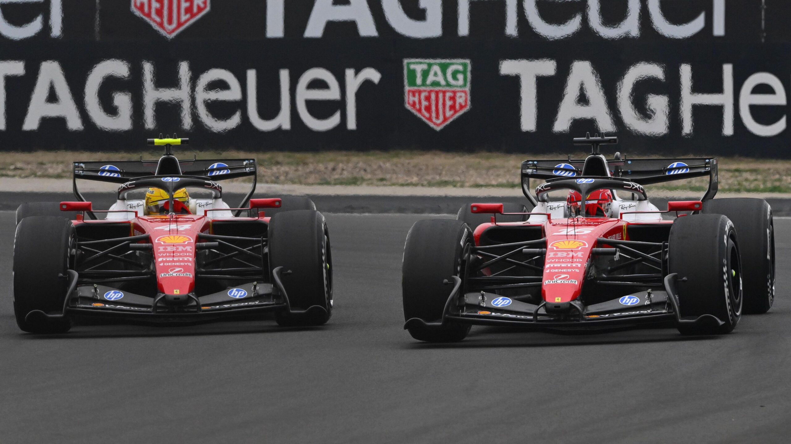 Ferrari-t e Lewis Hamilton (majtas) dhe Charles Leclerc krah për krah në një kthesë gjatë Çmimit të Madh të Kinës
