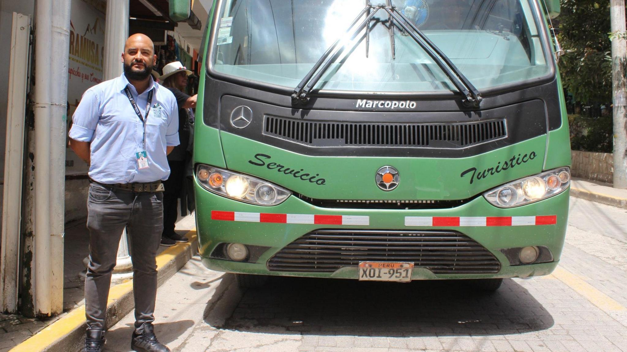Cristian Alberto Caballero Chacón, drejtues i operacioneve për kompaninë e autobusëve Consettur, duke qëndruar përpara njërit prej automjeteve të saj.