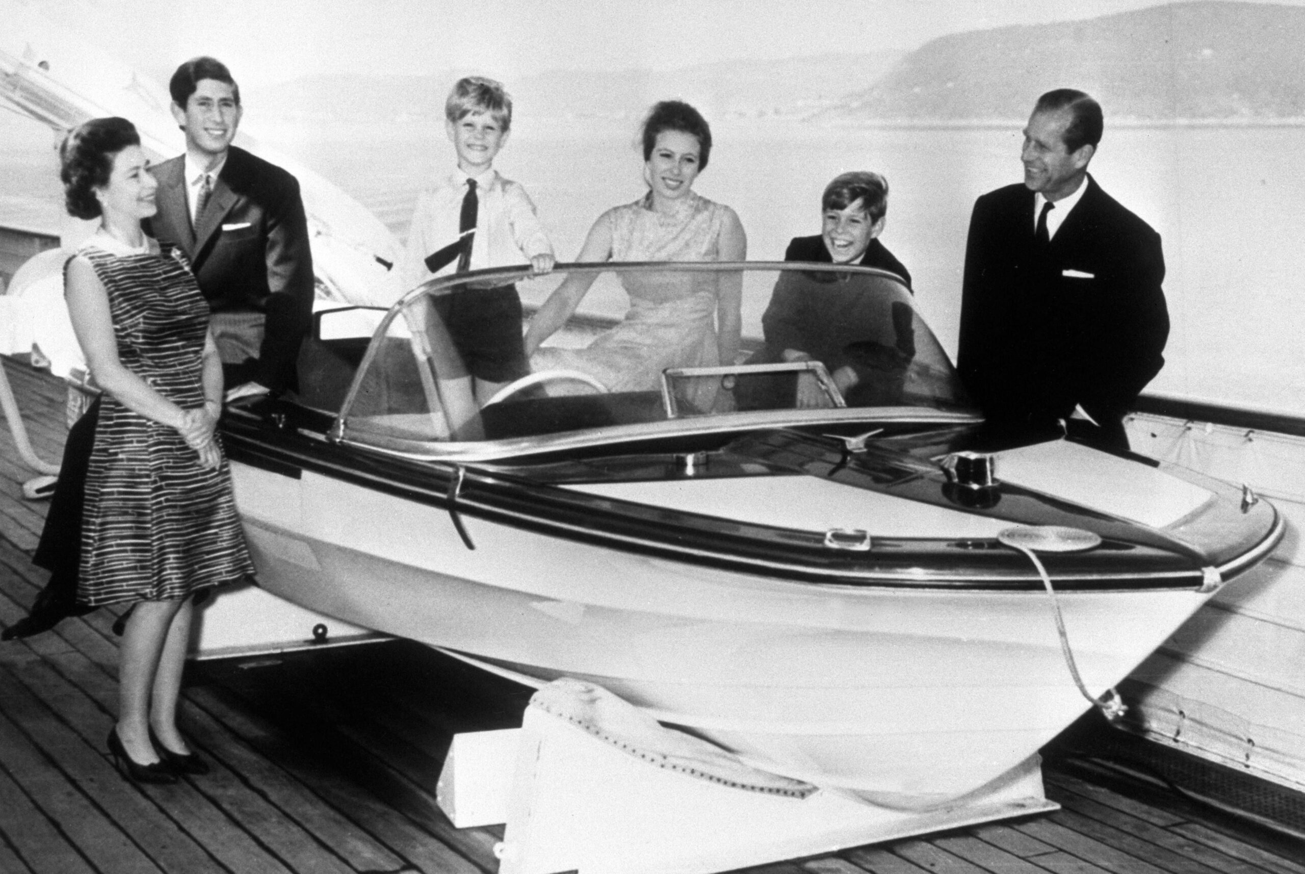 Karta e familjes mbretërore e vitit 1969 përmban një fotografi bardh e zi të tyre të mbledhur rreth një motoskafi në tokë. Të gjithë janë të veshur elegantë dhe zyrtarisht dhe duke buzëqeshur. Mbretëresha, Duka i Edinburgut dhe Princi Edward janë në këmbë. Princi Charles, Princesha Anne dhe Princi Andrew janë ulur.