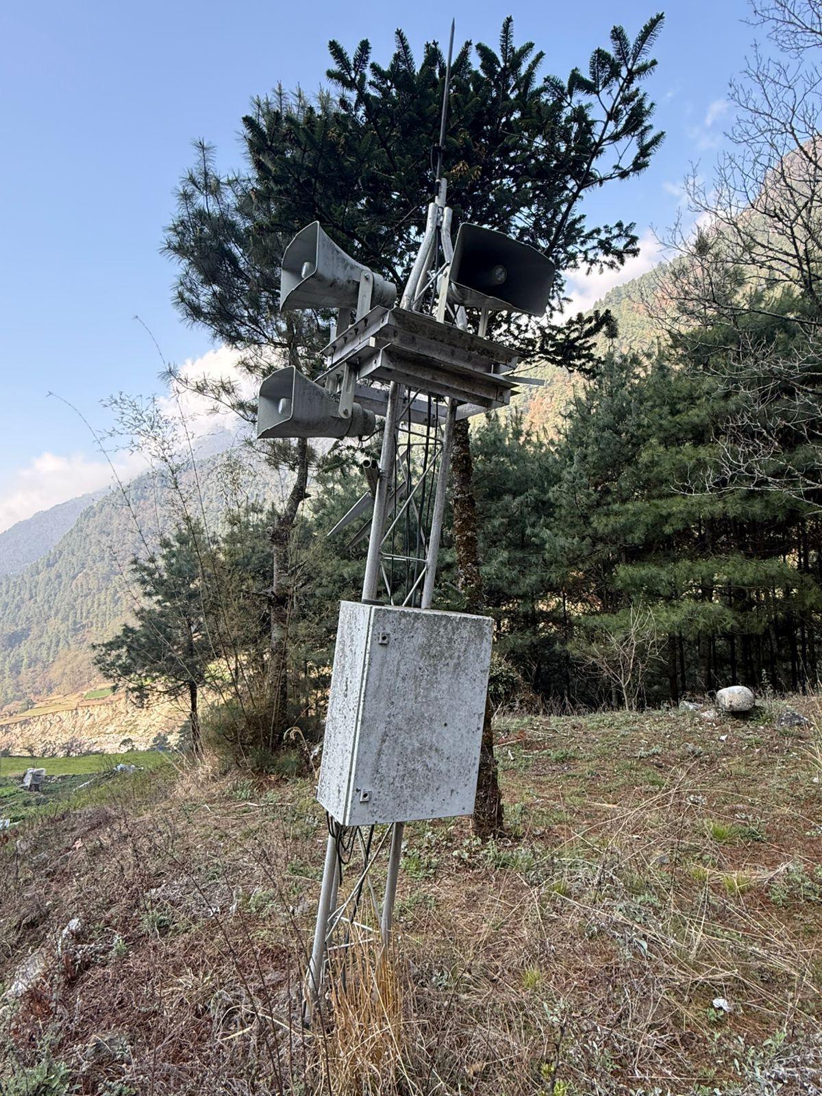 Një kullë paralajmëruese e hershme për përmbytje e anuar pranë fshatit Ghat në rrjedhën e poshtme të liqenit Imja në rajonin e Everestit