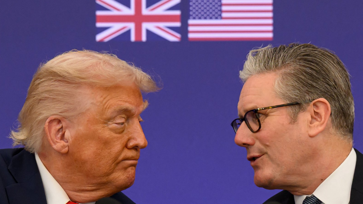 Presidenti i SHBA-së, Donald Trump, dhe kryeministri britanik, Sir Keir Starmer, shpallin një marrëveshje midis dy vendeve, ndërsa mbajnë një konferencë për shtyp në Chequers në shtator 2025.
