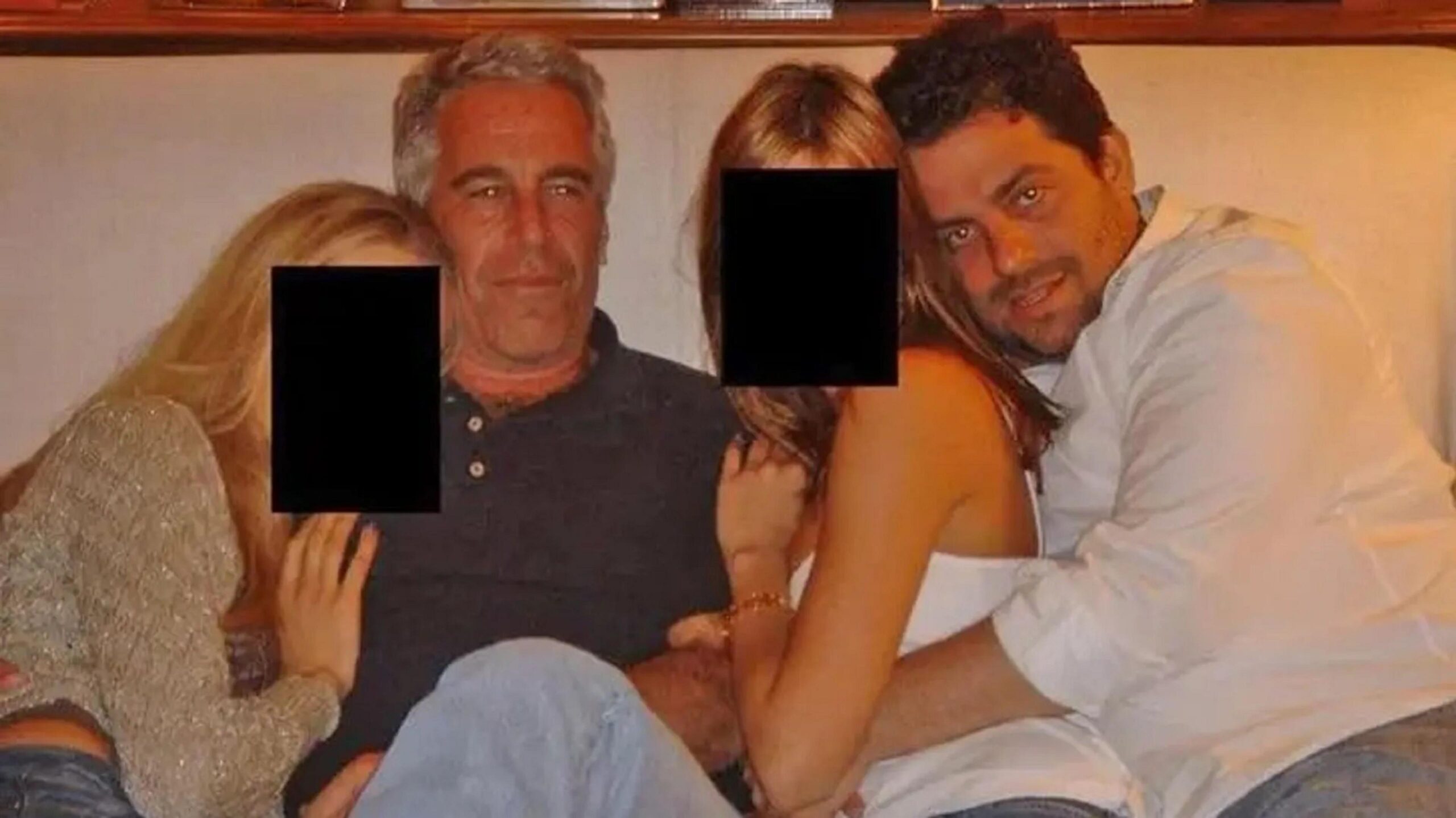 Brett Ratner dhe Jeffrey Epstein përqafojnë gratë ndërsa ulen së bashku në një divan në një foto pa datë