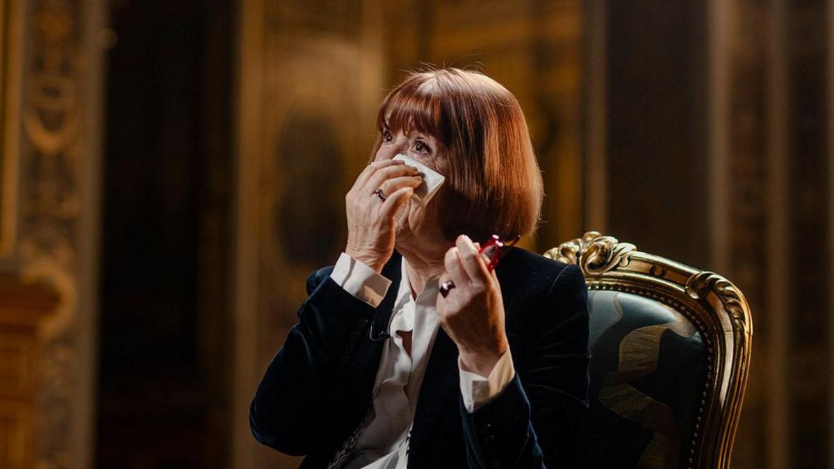 Gisèle Pelicot fshin lotët gjatë një interviste me Victoria Derbyshire për BBC Newsnight në Hôtel de Ville në Paris, Francë.