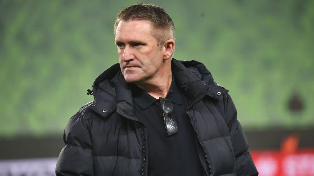 Robbie Keane i veshur me një pallto të zezë