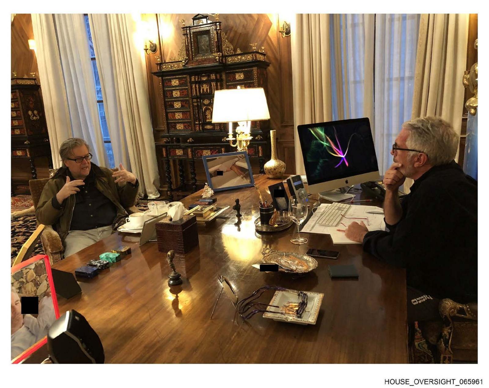 Bannon i fotografuar në një tavolinë duke folur me Epsteinin.