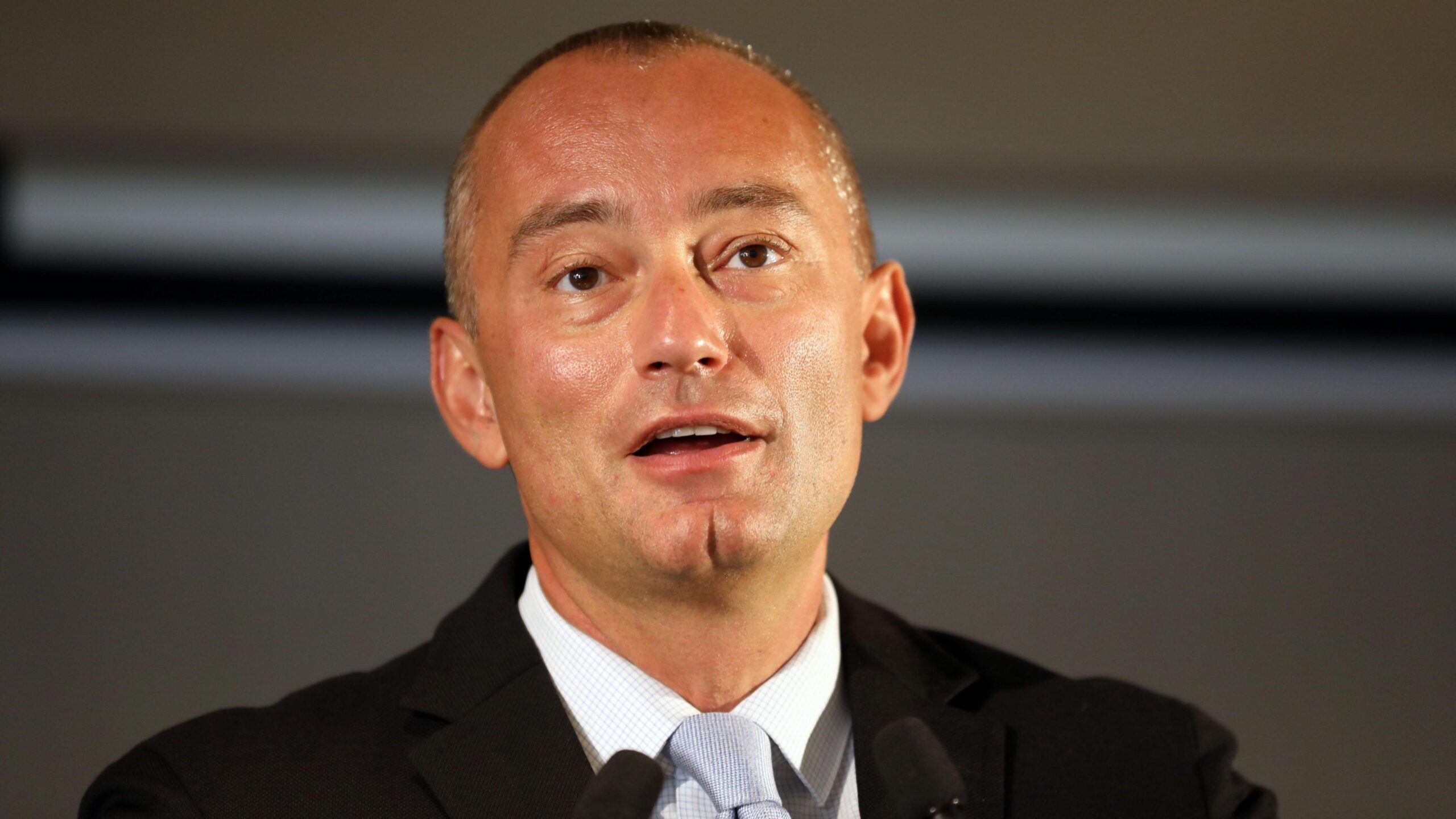 Nikolaj Mladenov flet në një podium.