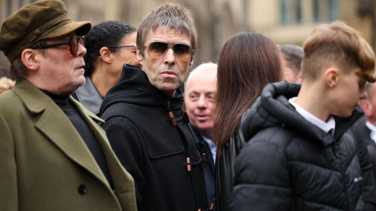 Muzikantët Gary 'Mani' Mounfield dhe Liam Gallagher janë fotografuar mes turmave në shërbimin mortor të Ricky Hatton në Katedralen e Mançesterit.