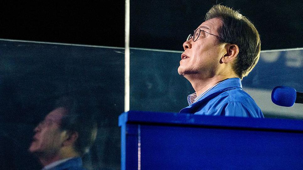 Lee Jae-myung, kandidati presidencial për Partinë Demokratike të Koresë së Jugut, këndon himnin kombëtar gjatë aktivitetit të tij të fundit të fushatës zgjedhore përpara zgjedhjeve presidenciale të 3 qershorit në Seul më 2 qershor 2025.