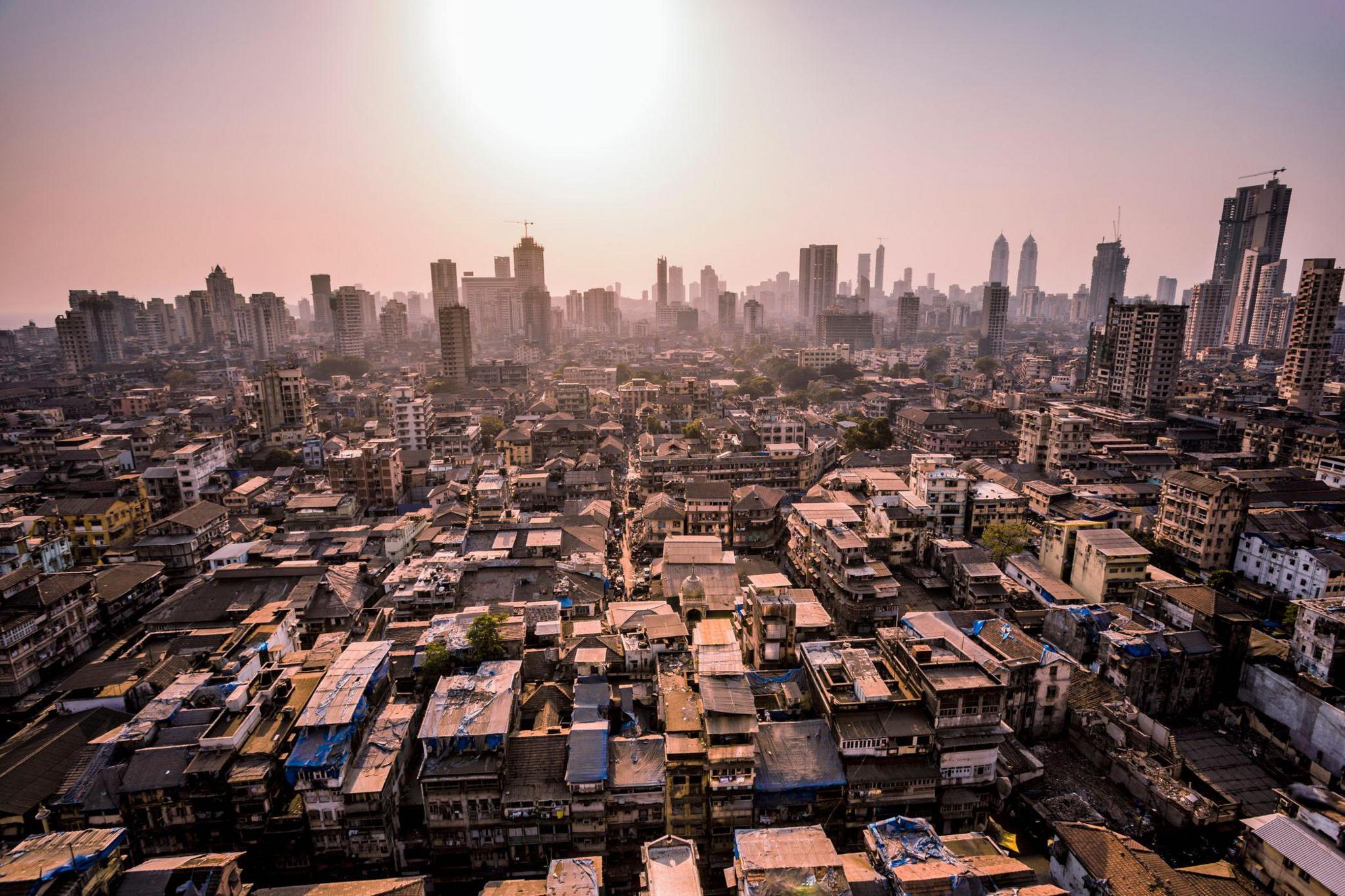 Mumbai, Indi - 25 Mars 2017: Pamje nga këndi i lartë e qytetit të Mumbait në Stacionin Grand Road gjatë ditës.